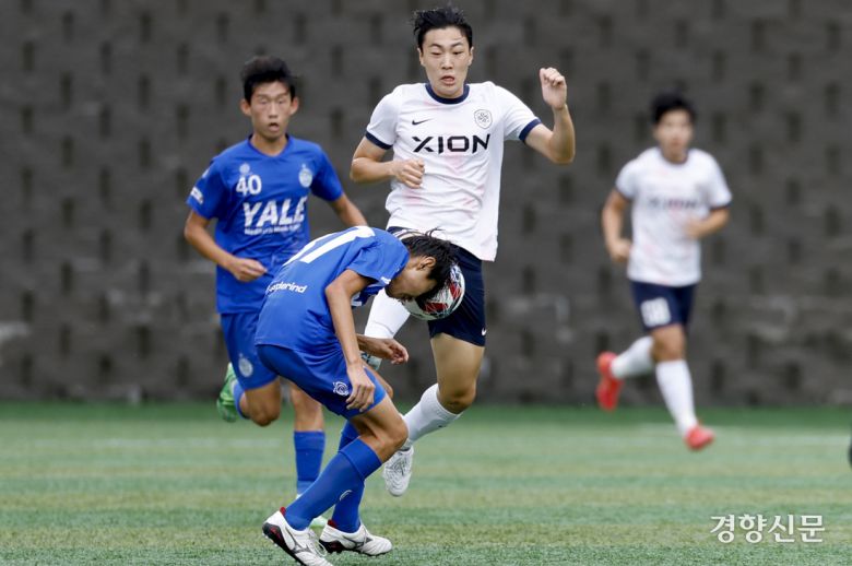 서울더풋볼AU18이 18일 충북 제천축구센터에서 열린 2025 대통령금배 고등 U-17, 2조 조별리그 경북예일메디텍고와의 경기에서 볼경합을 하고 있다.  제천ㅣ문재원 기자