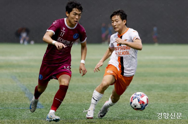 충북제천제일고가 18일 충북 제천축구센터에서 열린 2025 대통령금배 고등 U-17, 3조 조별리그 충남신평고와의 경기에서 볼경합을 하고 있다. 제천ㅣ문재원 기자