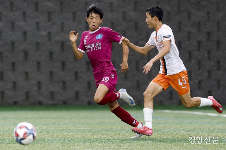 충북제천제일고가 18일 충북 제천축구센터에서 열린 2025 대통령금배 고등 U-17, 3조 조별리그 충남신평고와의 경기에서 볼경합을 하고 있다.  제천ㅣ문재원 기자