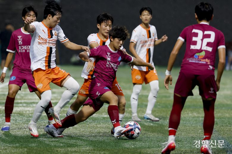충남신평고가 18일 충북 제천축구센터에서 열린 2025 대통령금배 고등 U-17, 3조 조별리그 충북제천제일고와의 경기에서 볼경합을 하고 있다.  제천ㅣ문재원 기자
