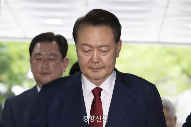 윤석열 전 대통령이 지난 9일 구속 전 피의자 심문(영장실질심사)을 받기 위해 서울 서초구 서울중앙지방법원으로 들어서고 있다. 문재원 기자