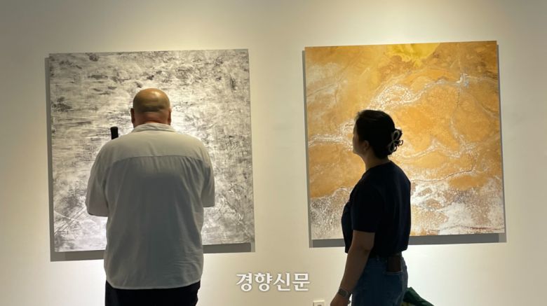 국제공모전 ‘기민한 공상’ 전시에 걸린 제레미 르누아의 작품들. 김창길 기자