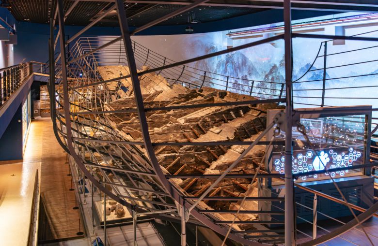 우리나라 최초의 해저 유물 발굴 사례로 남은 배, 신안선을 복원한 모습.