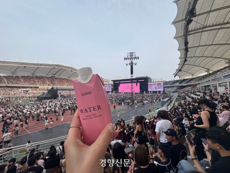 재활용이 가능한 테트라팩 패키지로 특별 제작된 블랙핑크 월드투어 기념 커스텀 멸균팩 생수.