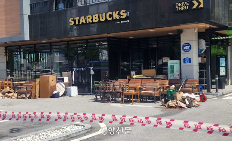 20일 오전 폭우 피해로 문을 닫은 광주 북구 신안동 스타벅스 매장 앞. 젖은 가구 등 집기가 밖으로 옮겨져 있고, 입구엔 출입 통제선이 둘러쳐져 있다. 고귀한 기자