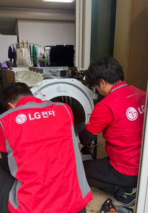 LG전자 서비스 매니저가 지난 19일 충남 아산 염치읍 강청리의 수해 피해 가구를 방문해 침수 제품을 점검·수리하고 있다. LG전자 제공