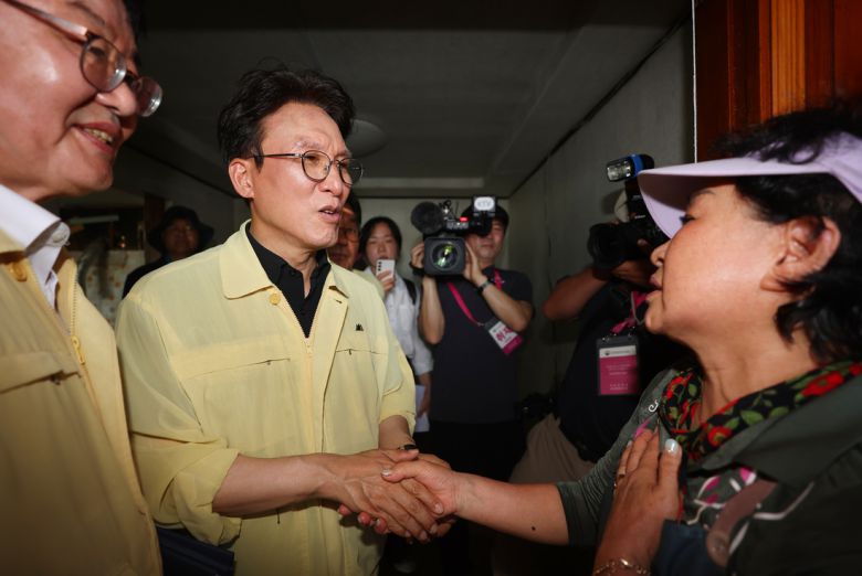 김민석 국무총리가 20일 광주 북구 신안동 침수 현장을 찾아 주민을 위로하고 있다. 연합뉴스