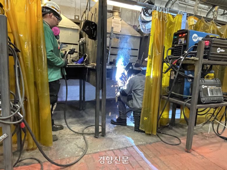 미국 펜실베이니아주 필라델피아에 있는 한화필리조선소 내부의 훈련센터에서 16일(현지시간) 견습생들이 조선 기술을 익히고 있다. 필라델피아 | 김유진 특파원