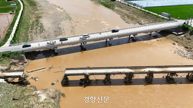 경남 산청군 신안면 옛 문대교가 20일 전날 내린 폭우로 붕괴돼 있다. 2025.07.20 한수빈 기자