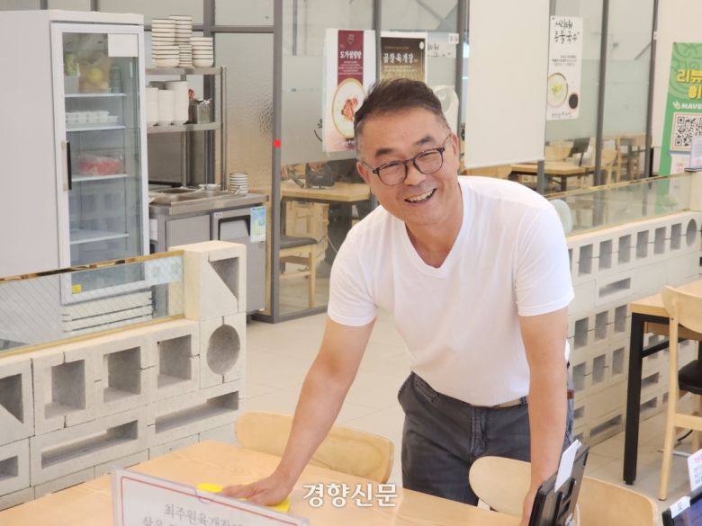 최주원씨가 지난 7월 16일 광주광역시 서구에 있는 자신의 가게에서 포즈를 취하고 있다. 이재덕 기자