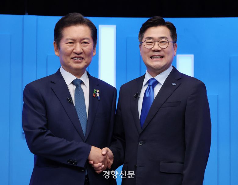 더불어민주당 대표 선거에 출마한 정청래·박찬대 후보가 16일 서울 양천구 목동 SBS에서 열린 TV토론회에 앞서 기념촬영을 하고 있다. 국회사진기자단