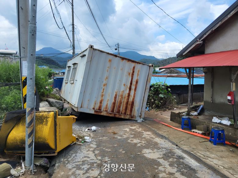 컨테이너 가건물이 집중호우가 내린 20일 경기 가평군 조종면 박기병씨 자택 앞 인도에 떠내려와있다. 김태욱 기자