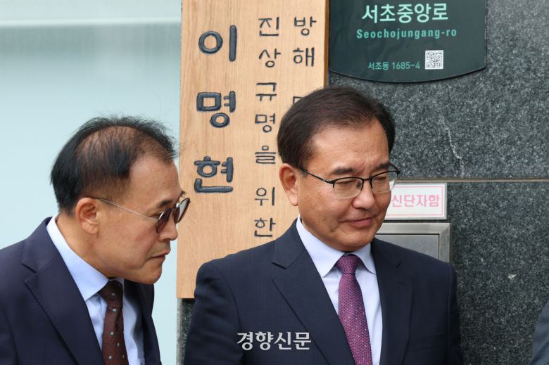 이명현 특별검사(오른쪽)가 2일 서울 서초구 서초한샘빌딩에 마련된 특검 사무실에서 현판식을 하고 있다. 정효진 기자