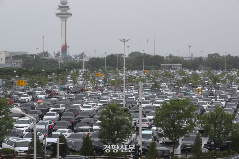 휴가철 서울 김포공항 주차장이 여행객들의 차량으로 꽉 차 있다. 경향신문 자료사진