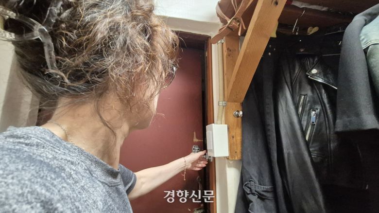 서울 중구 남대문쪽방촌 거주민 A씨(72)가 21일 자신의 방에 설치된 안전고리를 보여주고 있다. 류인하 기자