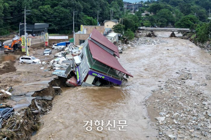 지난 20일 경기 가평군 조종면 현리에서 집중호우로 한 편의점 건물이 하천쪽으로 무너져 있다.  정지윤 선임기자