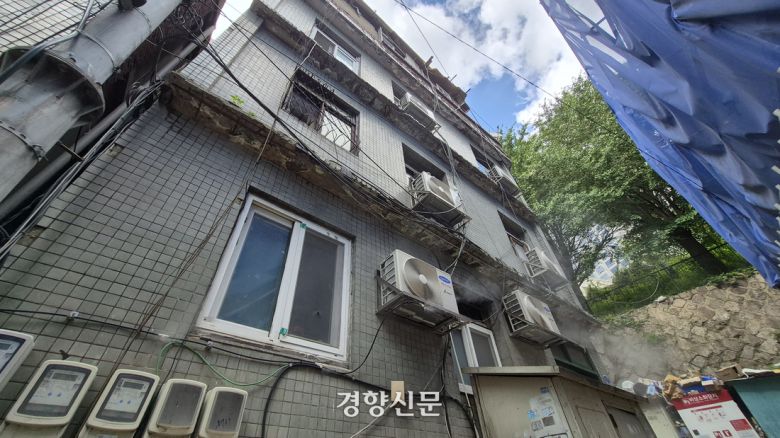 서울 중구 남대문 쪽방 건물 외부에 보이는 실외기. 전기설비가 양호한 곳은 최대한 많은 에어컨을 설치했다. 류인하 기자