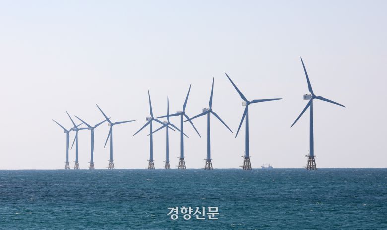 제주 탐라해상풍력발전단지에서 풍차들이 돌아가고 있다. 강윤중 기자