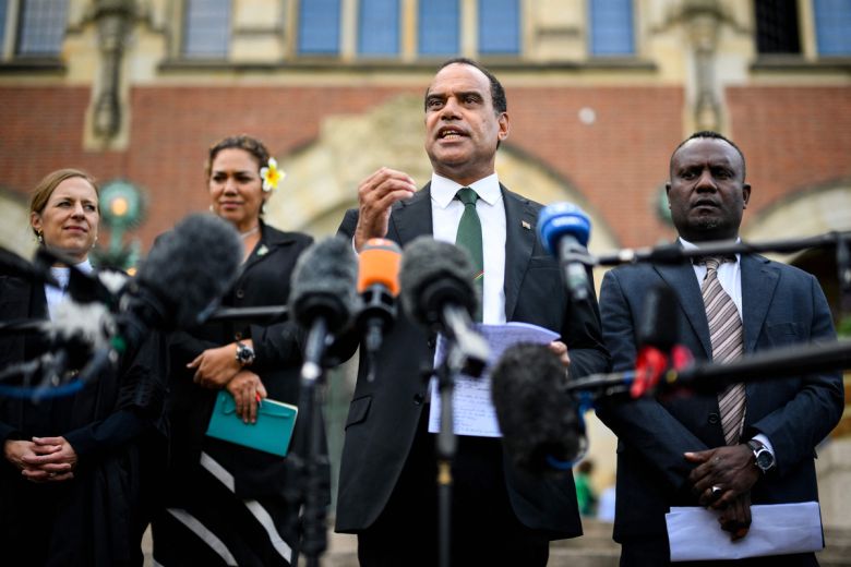 바누아투의 기후변화장관 랄프 레겐바누(왼쪽에서 세 번째)가 지난 23일(현지시간) 네덜란드 헤이그에서 국제사법재판소의 권고적 의견이 나온 뒤 기자들에게 “이번 판단은 기후변화 대응에 있어 획기적인 이정표”라는 의견을 밝히고 있다. AFP연합뉴스