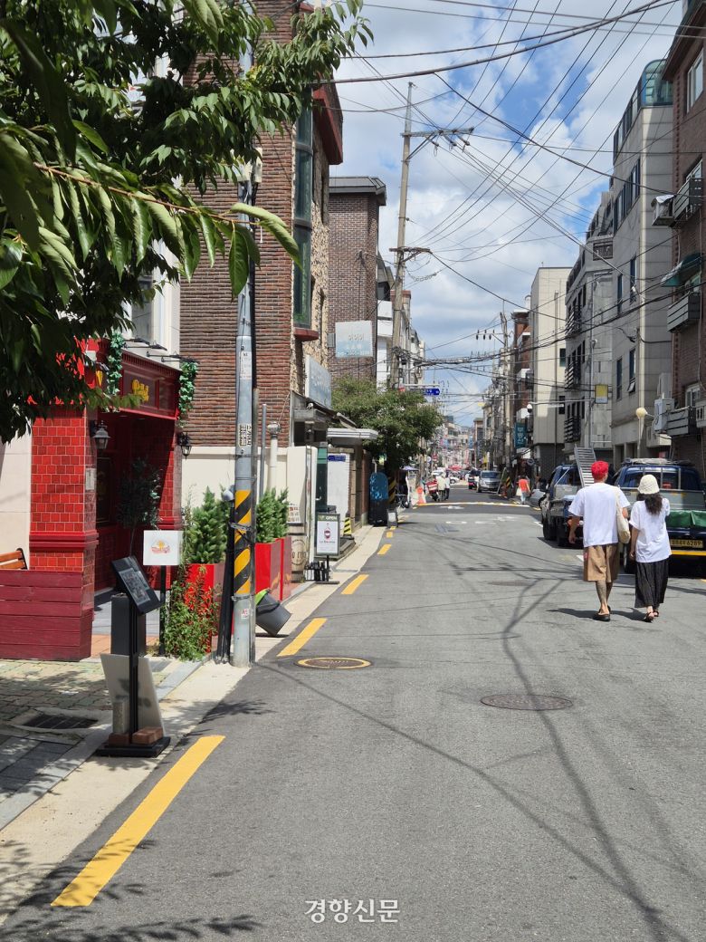 망원동 상권이란 말 그대로 골목상권, 그러니까 골목마다 빠짐없이 침투한 가게의 집합이다. 허남설 기자