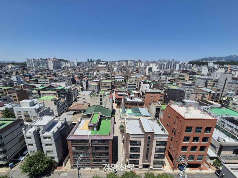 망원동은 서울에서 얼마 남지 않은 평탄한 저층주거지 풍경을 간직하고 있다. 허남설 기자