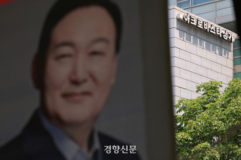 김건희 특검팀이 윤석열 전 대통령 부부의 자택에 대한 압수수색을 시도한 지난 25일 서울 서초구 아크로비스타 앞에 취재진이 대기하고 있다. 정효진 기자