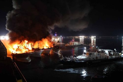 충남 태안군 신진항에 정박된 어선에서 난 화재. 연합뉴스