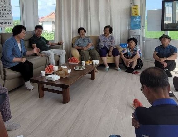 전북 김제시 용지면 황토빛 나눔센터 1층에 마련된 ‘용지라면 행복해요’ 쉼터에서 주민들이 폭염을 피해 쉬면서 대화를 나누고 있다. 김제시 제공