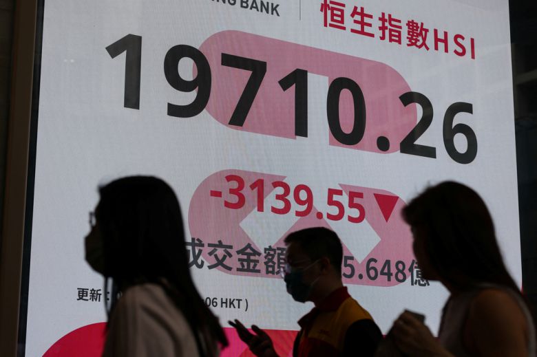 홍콩 센트럴 지역세 설치된 한 전광판에 하락세로 마감한 항셍지수 종가가 표시돼 있다. 로이터연합뉴스