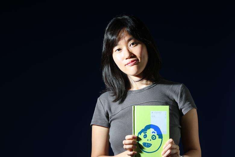 소설 <꽤 낙천적인 아이>의 저자 원소윤씨가 28일 인터뷰에 앞서 경향신문 스튜디오에서 책을 들고 포즈를 취하고 있다. 정지윤 선임기자