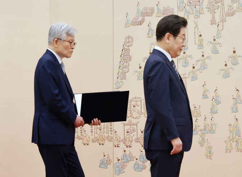 최동석 인사혁신처장(왼쪽)이 지난 23일 용산 대통령실 청사에서 열린 신임 국무위원, 지방시대위원장 임명장 및 위촉장 수여식에서 이재명 대통령의 임명장 수여를 돕고 있다. 연합뉴스