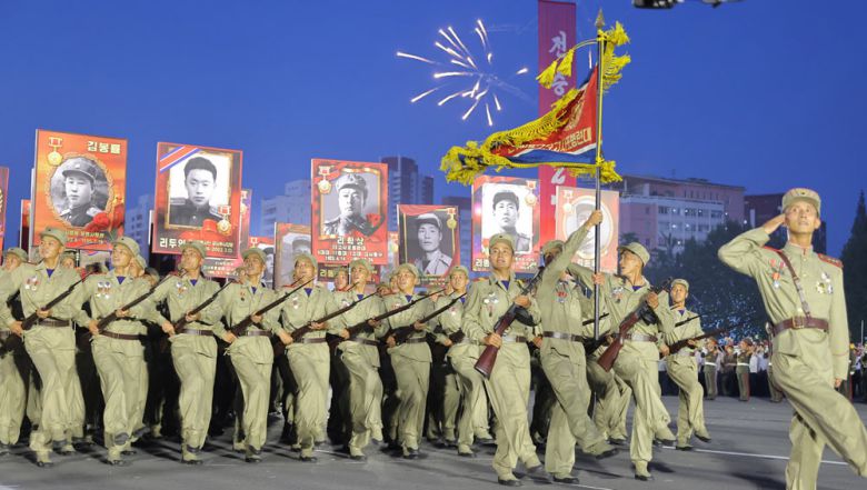 북한이 ‘전승절’이라고 부르는 정전협정 체결 72주년이었던 지난 27일 평양에서 기념행진의식이 진행됐다고 조선중앙통신이 28일 보도했다. 연합뉴스