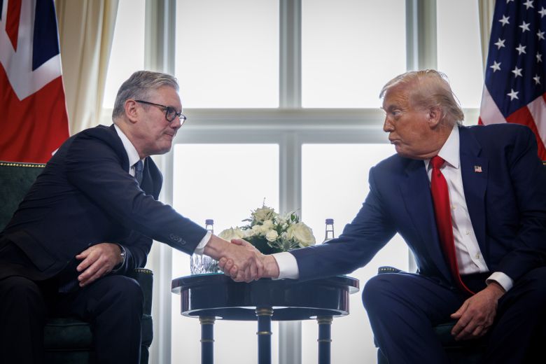 28일(현지시간) 영국 스코틀랜드 턴베리 골프 리조트에서 만난 키어 스타머 영국 총리(왼쪽)와 도널드 트럼프 미국 대통령이 악수하고 있다. EPA연합뉴스