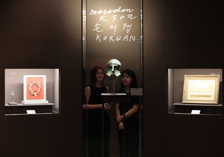 광복 80주년 특별전 <두 발로 세계를 제패하다>에서는 손기정 선수가 베를린 올림픽 부상품으로 받은 ‘청동투구’와 더불어 ‘금메달’과 ‘월계관’, ‘우승상장’을 함께 전시한다.   연합뉴스