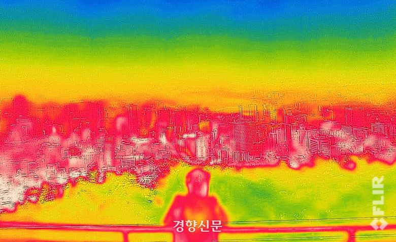 사울 중구 남산에서 열화상 카메라로 바라본 도심이 열기로 인해 붉게 표시돼 있다.  열화상카메라는 높은 온도를 붉은 색으로, 낮은 온도를 푸른색으로 표시한다. 성동훈 기자