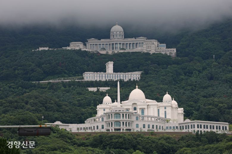김건희 특검팀이 건진법사 청탁 의혹과 관련해 경기 가평군 통일교 본부를 압수수색하고 있는 18일 통일교 본부. 정효진 기자