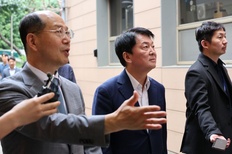 국민의힘 당대표 선거에 출마한 안철수 의원(가운데)이 1일 서울 마포구 서울서부지법을 방문해 김태업 서부지방법원장의 안내를 받으며 지난 1월 서부지법 난입·폭력 사태 당시의 상황을 듣고 있다. 안 의원실 제공