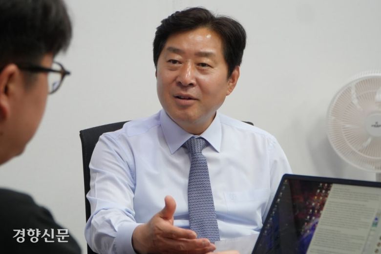 더불어민주당 최고위원 후보로 단독 출마한 황명선 의원이 31일 국회 의원회관에서 경향신문과 인터뷰하고 있다. 황명선 의원실 제공