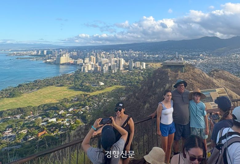 오아후의 파노라마 뷰를 만끽할 수 있는 레아히 트레킹은 하와이 관광 필수 코스로 통한다.