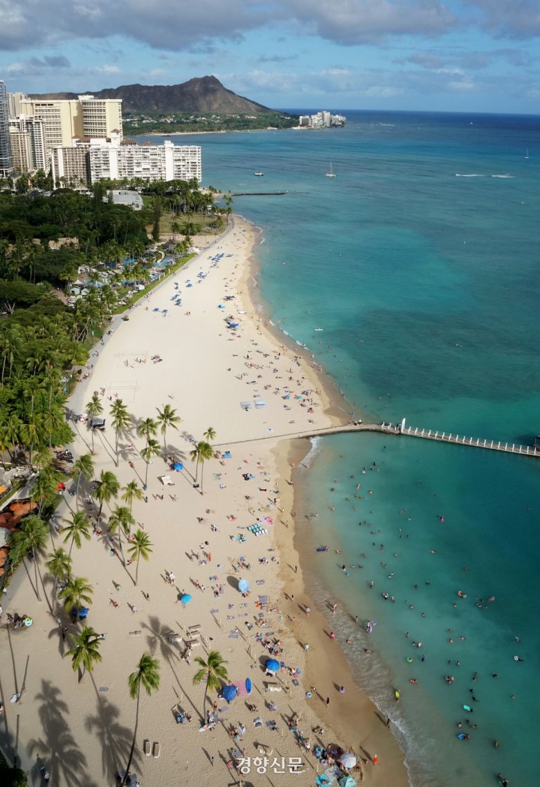 힐튼 하와이언 빌리지 와이키키 비치 리조트의 레인보 타워에서 바라본 해안 전경. 멀리 레아히가 보인다.