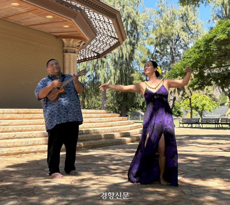 하와이 전통문화와 예술을 소개하며 루아우 공연을 하는 ‘킬로하나’ 소속의 팔라니 선생님의 우쿨렐레 연주에 맞춰 말루히아 선생님이 훌라 댄스를 선보이고 있다.