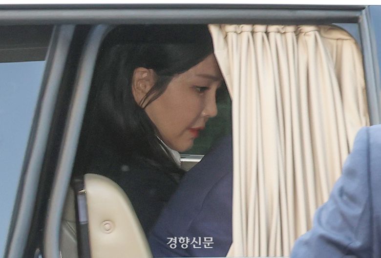 윤석열 전 대통령의 부인 김건희씨가 헌법재판소 파면 선고 후 7일만인 4월 11일 오후 서울 용산구 한남동 관저를 떠나고 있다. /권도현 기자