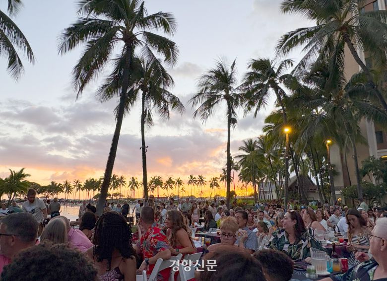 힐튼 하와이언 빌리지 와이키키 비치 리조트의 루아우 공연 현장.