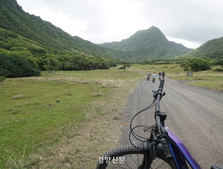 전기자전거 투어는 카아아와 밸리와 쥬라기 밸리를 따라 조성된 약 12㎞의 길을 달린다. 일행이 저만치 앞서가도 내 속도로 달리면 된다.