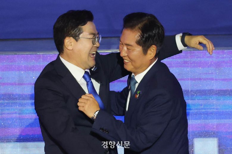 정청래 더불어민주당 신임 대표(오른쪽)가 2일 고양 킨텍스에서 열린 제2차임시전국당원대회에서 당선된 후 박찬대 후보와 포옹하고 있다. 박민규 선임기자