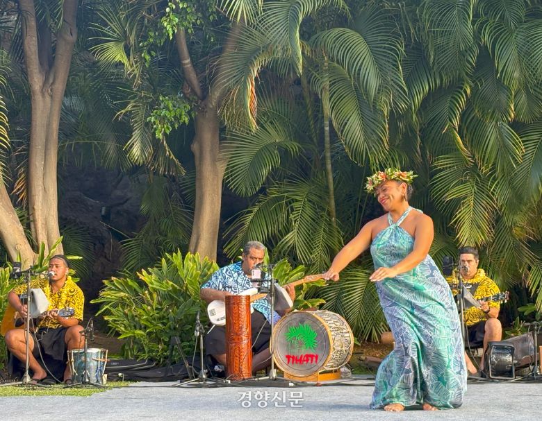 힐튼 하와이언 빌리지 와이키키 비치 리조트의 루아우 공연.