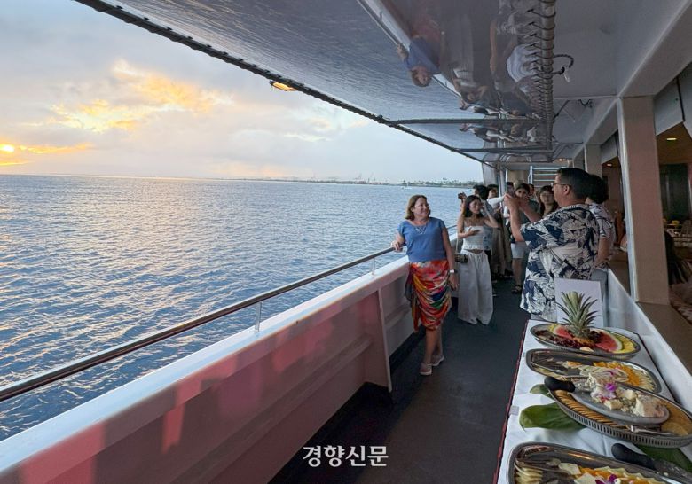 일몰을 배경으로 하와이 전통 음식과 연회 루아우를 즐길 수 있는 스타 오브 호놀룰루 디너 크루즈.