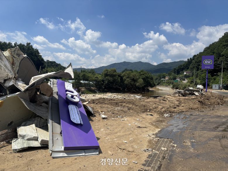 지난 7월 20일 내린 폭우로 경기도 가평군 조종면 현리에 있는 편의점 건물이 기둥만 남기고 하천으로 휩쓸려 갔다. 지난 7월 28일 편의점 간판이 구부러진 채 놓여 있다. 이효상 기자