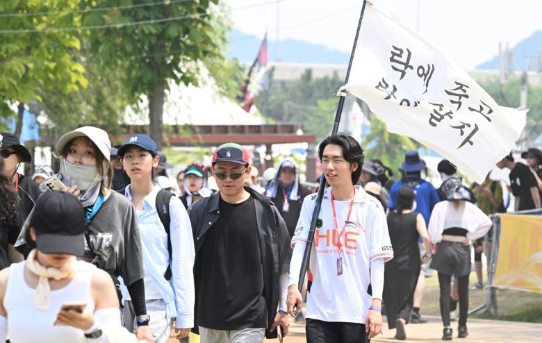 2일 인천시 연수구 송도달빛축제공원에서 열린 <2025 인천 펜타포트 록 페스티벌>에서 관람객들이 깃발을 들고 공연장을 향하고 있다. PRM 제공