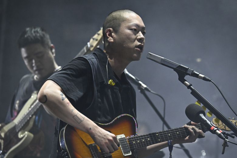 2일 인천시 연수구 송도달빛축제에서 열린 <2025 인천 펜타포트 록 페스티벌>에서 혁오&선셋롤러코스터의 오혁이 공연을 선보이고 있다. PRM 제공